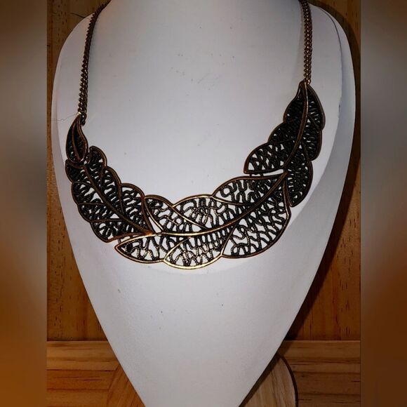 Vintage Elegant Black and Gold Leaf Necklace - Picture 1 of 11